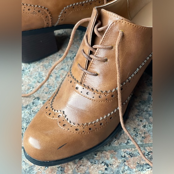 Vintage Inspired Leather Lace-Up Oxford Wingtip Platform Pumps With Rubber Sole - Picture 7 of 8